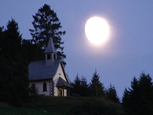 Todtnauberg Schwarzwald -  Kapelle am Abend mit Mond 